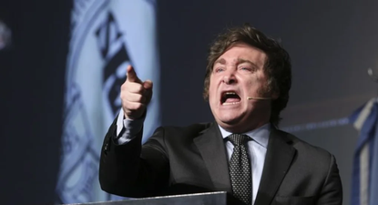 La investigación ubica a Argentina como una democracia electoral, pero con tendencias regresivas hacia una autocracia.