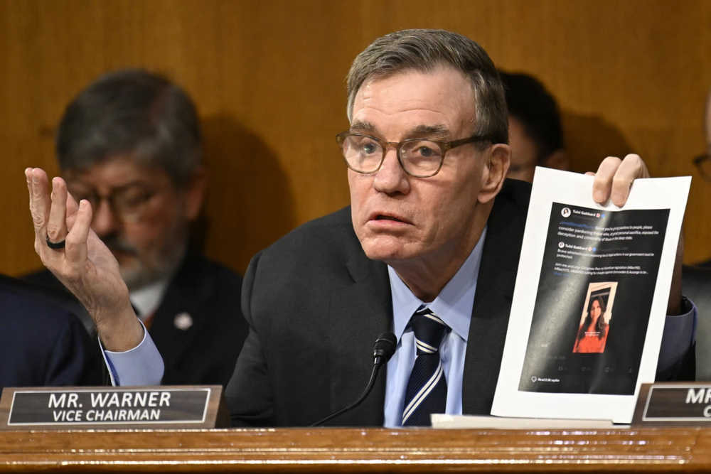 El senador demócrata Mark Warner interroga a Tulsi Gabbard en la audiencia de confirmación.