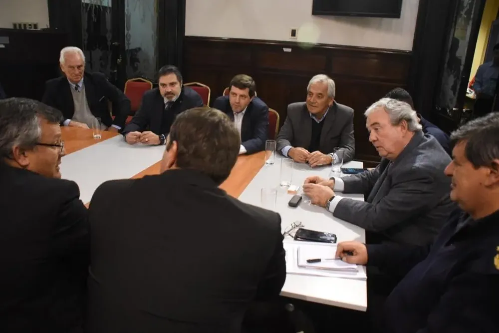 Heber con autoridades de la AUF y presidentes de los grandes