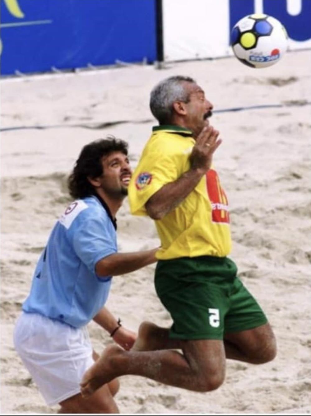 Fernando Rosa enfrentando, con la selección uruguaya de fútbol playa, a Brasil y marcando nada menos que a Júnior