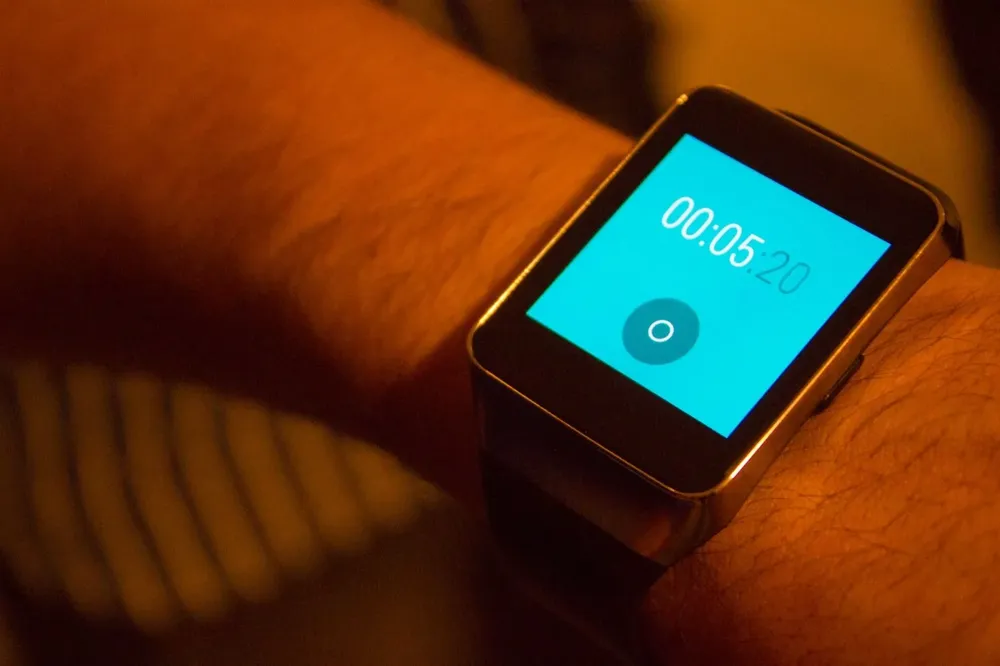 Los relojes y pulseras inteligentes cada vez están más presentes en la vida de los usuarios uruguayos.