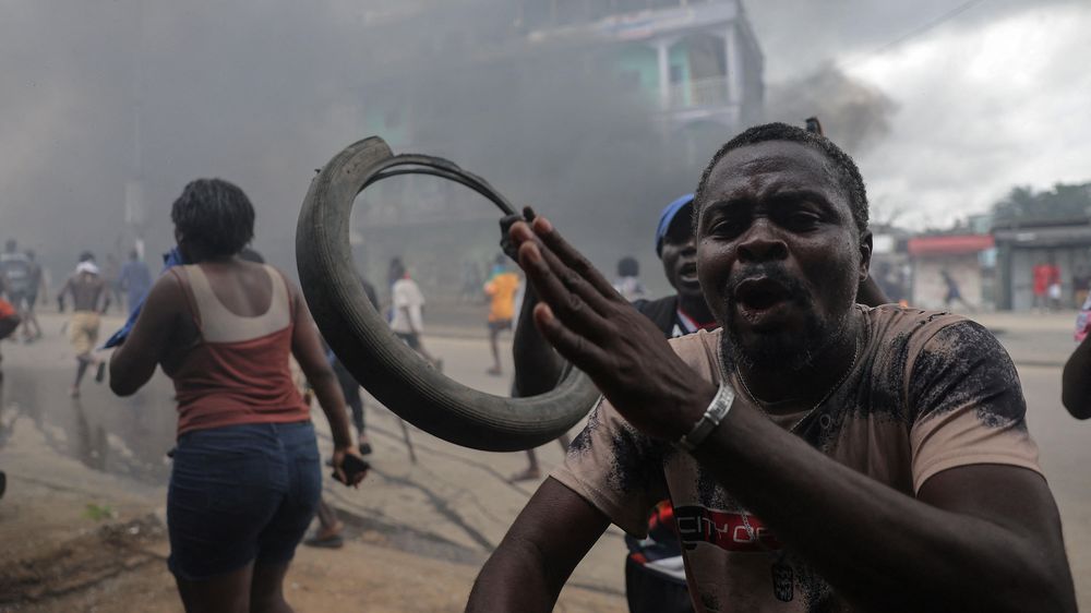 Un partidario del candidato de la oposición camerunesa Issa Tchiroma reacciona durante enfrentamientos con las fuerzas de seguridad.