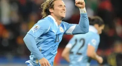 Forlán celebra uno de sus goles en Sudáfrica