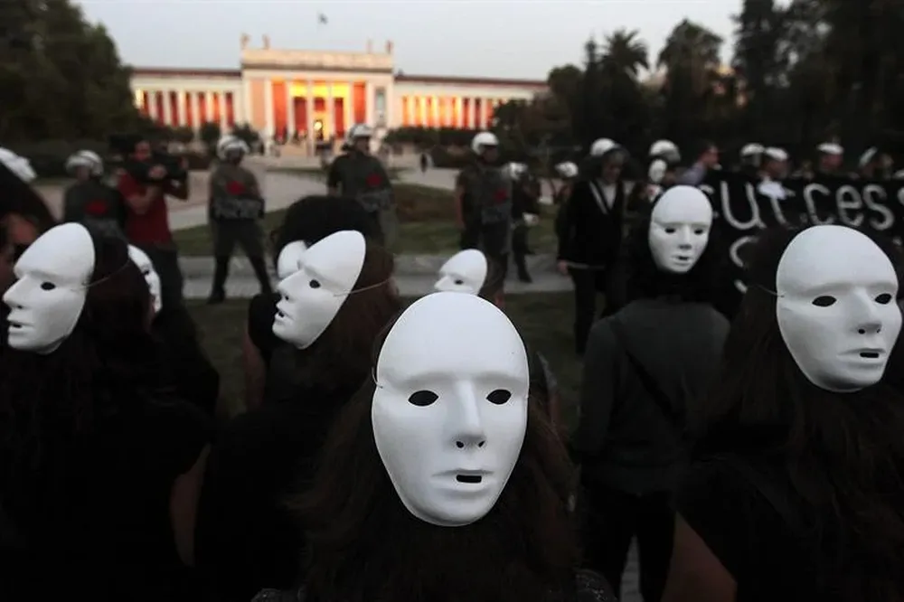 Un grupo de personal administrativo de la Universidad Nacional Técnica de Atenas protesta contra posibles despidos
