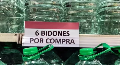 Agua envasada sin impuestos: mirá cuánto cayeron los precios por supermercado