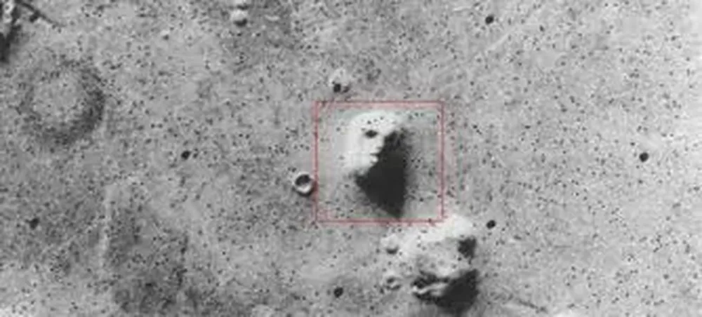 La imagen tomada en 1976 por la sonda espacial Viking 1 muestra lo que parece ser rostro humano de más de un kilómetro de largo. La extraña forma sobre el suelo marciano ha dado lugar a numerosas teorías sobre atiguas civilizaciones en el planeta rojo