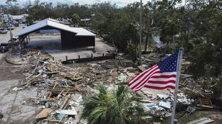 Una bandera estadounidense ondea sobre el Ayuntamiento destrozado en Horseshoe Beach, Florida.