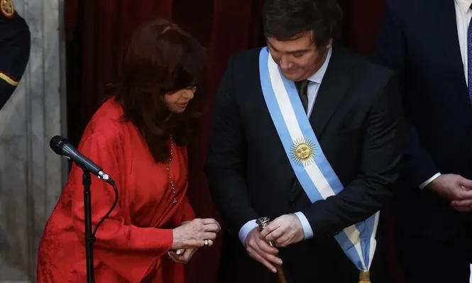 Momento en el que Milei muestra un detalle de su bastón presidencial a Cristina