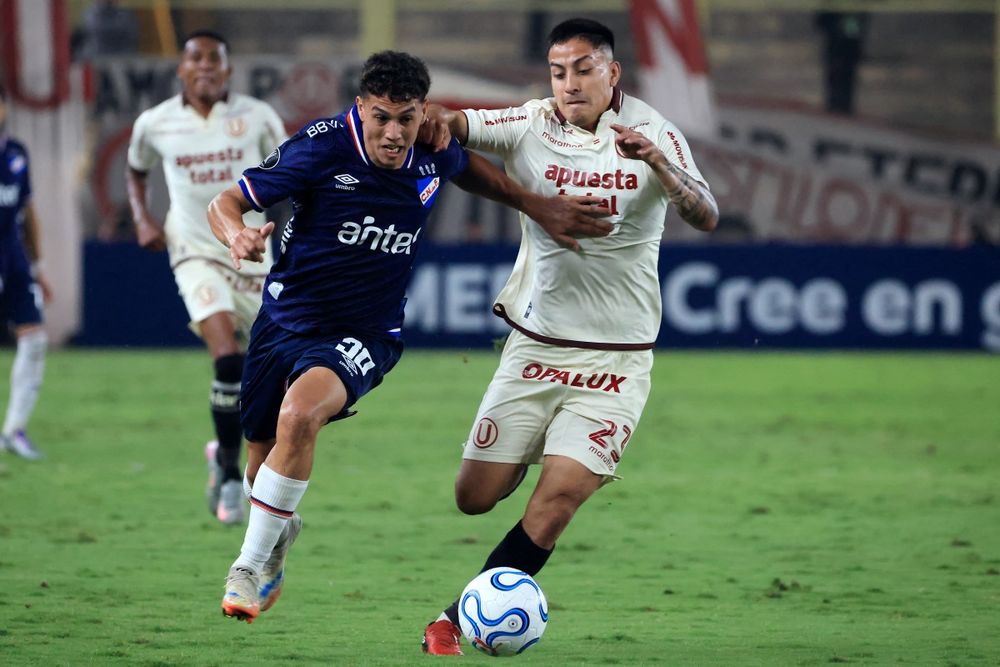 Baltasar Barcia de Nacional ante Jorge Murrugarra de Universitario por Copa Libertadores 