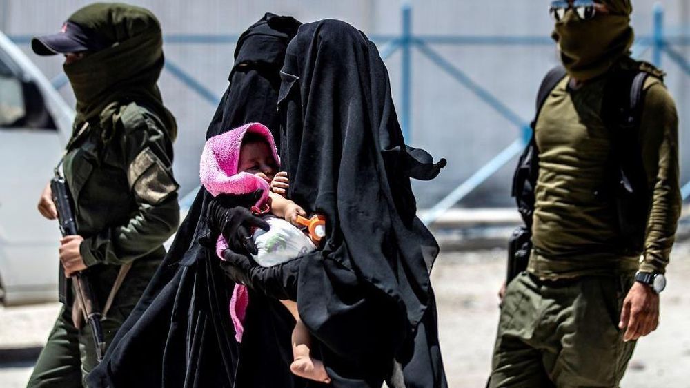 Miles de mujeres y niños se encuentran retenidos junto a presuntos combatientes de EI en campos de internamiento