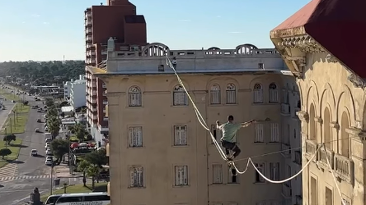 La espectacular prueba en las alturas del Argentino Hotel de Piriápolis y la exhibición de highline que se prepara para este fin de semana; mirá el video