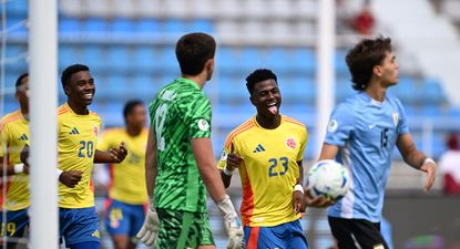 Neiser Villarreal de Colombia celebra tras anotar ante Uruguay
