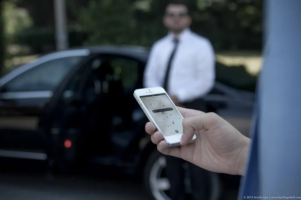 Uber es similar a Easy Taxi, solo que en vez de pedir un taxi, uno encarga un vehículo de transporte privado