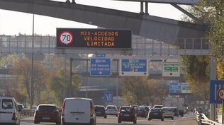 Circulación de vehículos por la M-30. EFE