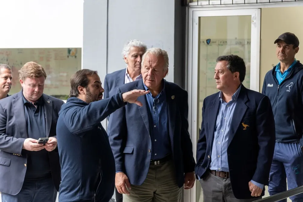 Bill Beaumont durante su recorrida en el Charrúa con el presidente de la URU Santiago Slinger, el team manager de Los Teros Juan Manuel García, el DT de Los Teros Esteban Meneses, el presidente de la UAR Gabriel Travaglini, el secretario de Beaumomt y el gerente de Desarrollo de Sudamérica Rugby, Santiago Ramallo