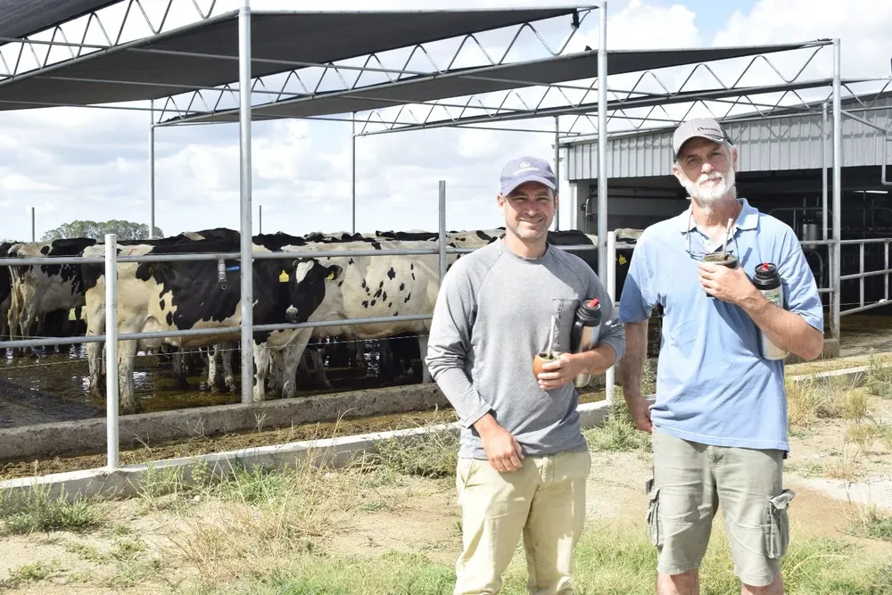 Martín Vago junto a Diego Rega en la nueva sala de ordeñe, una de las tres de la familia Vago.