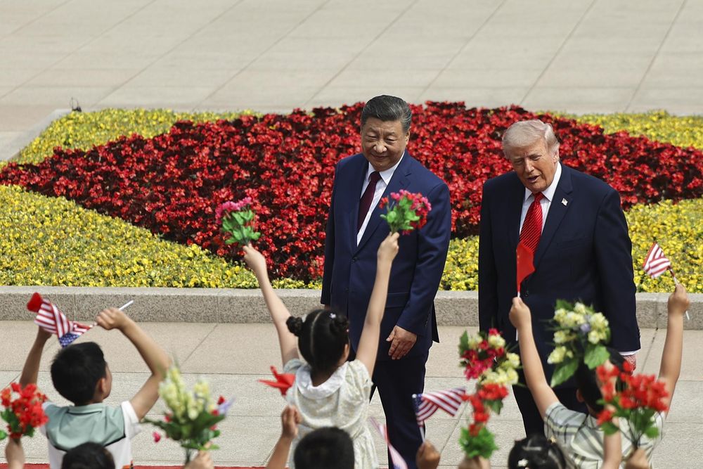 Niños sostienen banderas chinas y estadounidenses mientras el presidente de Estados Unidos, Donald Trump, participa en una ceremonia de bienvenida con el presidente chino, Xi Jinping, en el Gran Salón del Pueblo en Pekín, China.