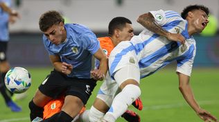 Juan Rodríguez, Agustín Ruberto y el golero uruguayo Kevin Martínez en el momento del choque que le provocó una lesión al argentino en el Sudamericano sub 20 de Venezuela