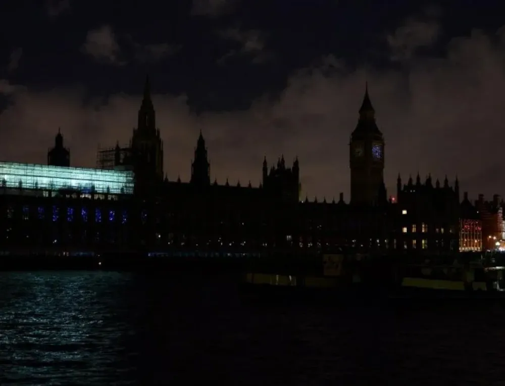 El centro de Londres muestra las Casas del Parlamento a oscuras, en 2016.