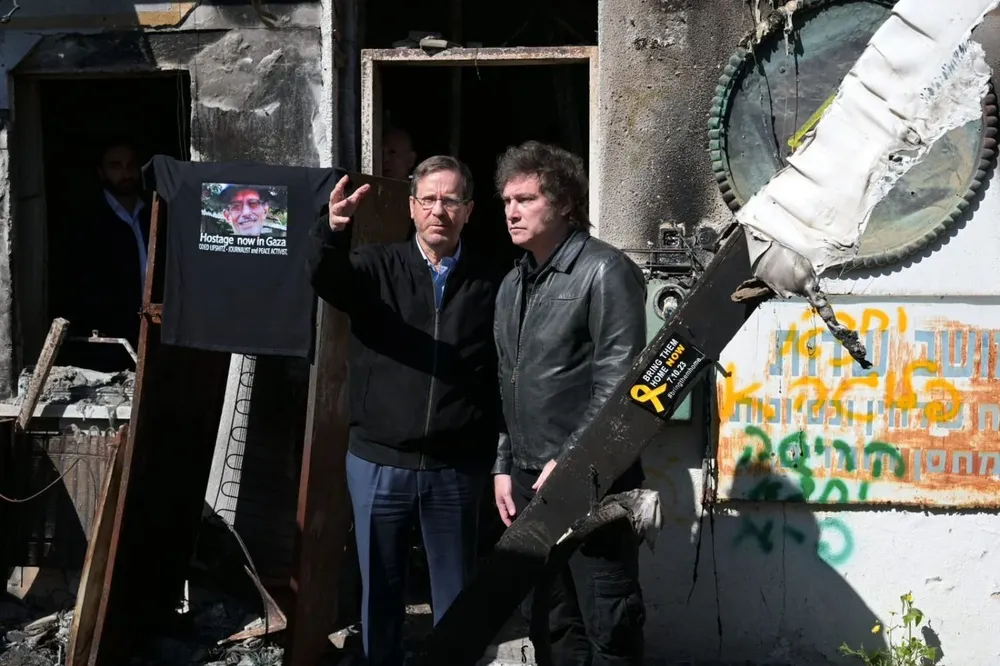 Javier Milei recorrió un kibutz atacado por Hamas junto al presidente israelí Isaac Herzog