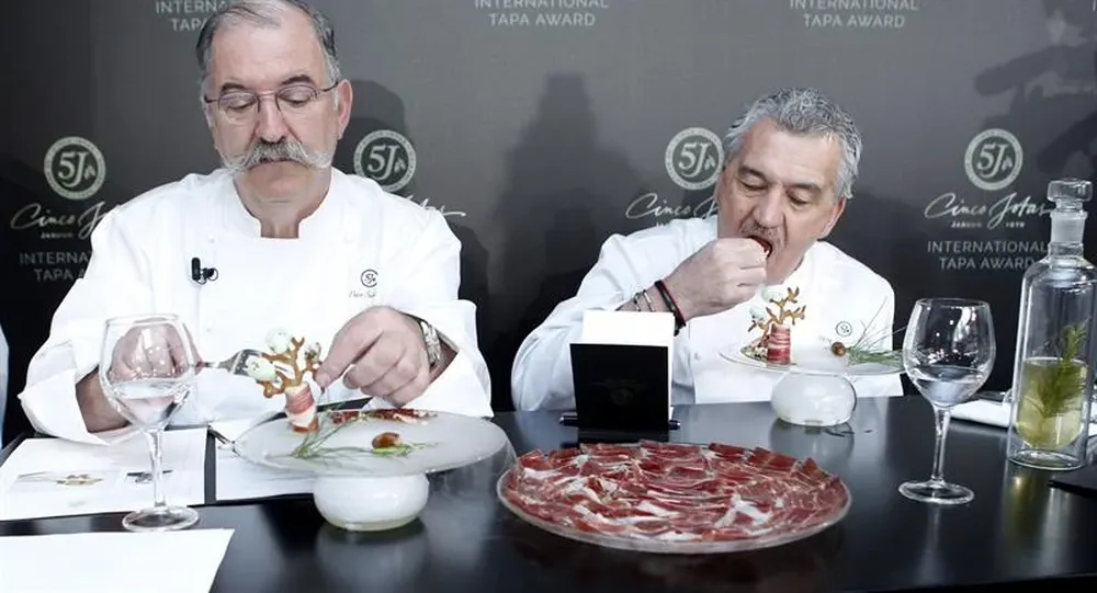 España- El chef Pedro Subijana y el maestro repostero Paco Torreblanca prueban las creaciones del concurso de tapas