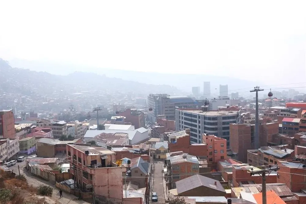 El humo de los graves incendios forestales en Bolivia genera contaminación del aire en varias regiones del país.