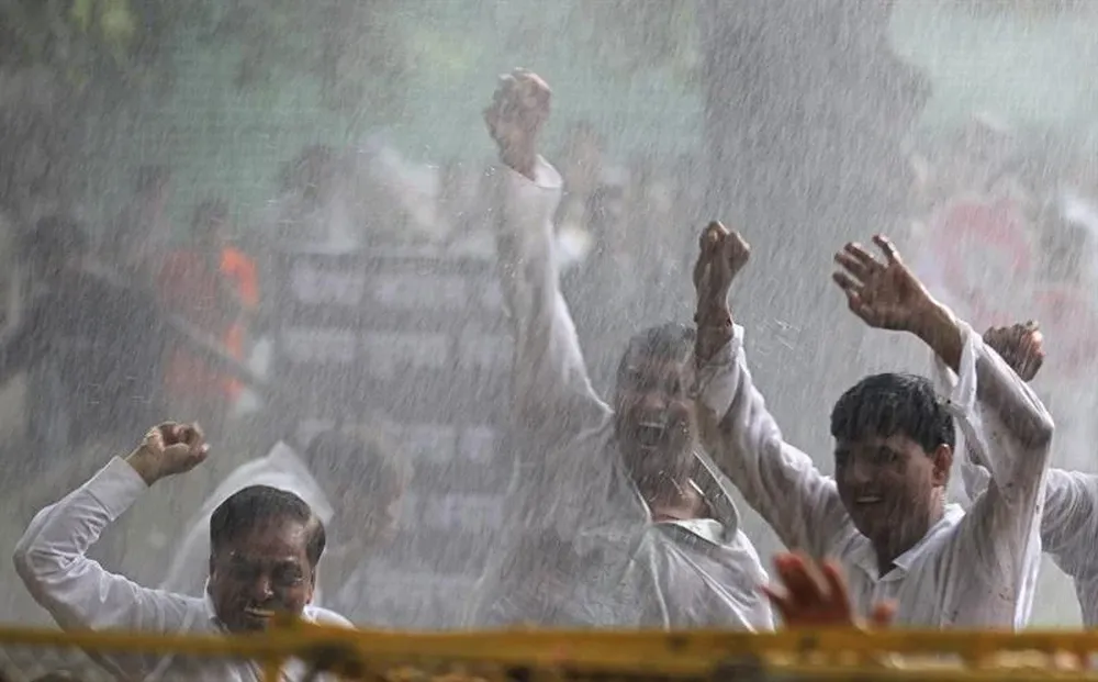 Varios simpatizantes del principal partido opositor indio gritan consignas en contra el oficialismo en Nueva Delhi