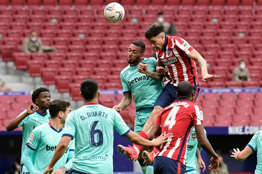 José María Giménez en las alturas ante Levante; luego de este salto, el zaguero uruguayo se lesionó