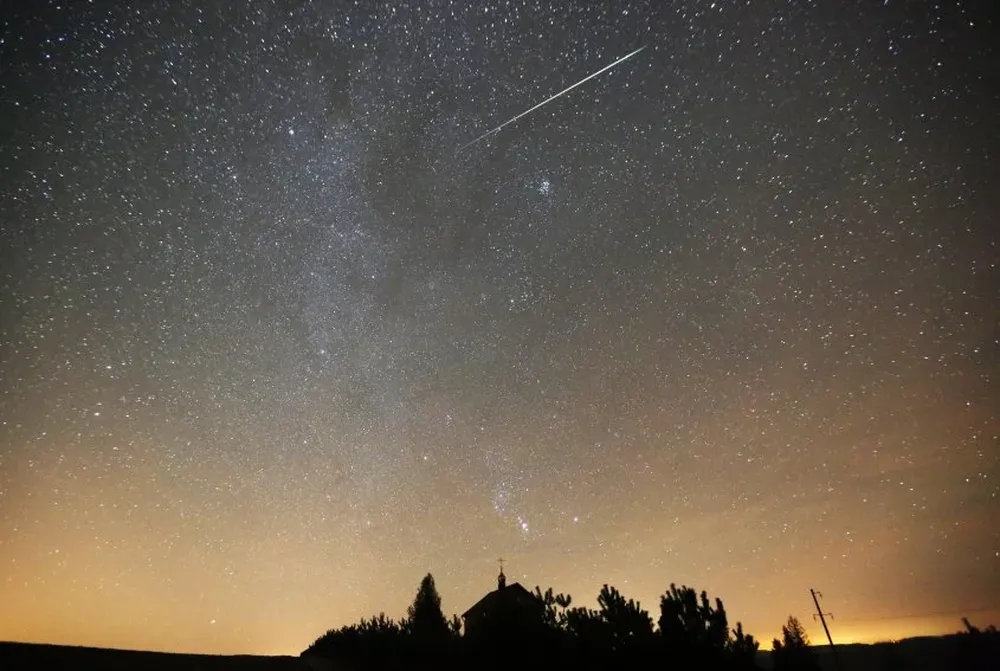 Vista de la lluvia de meteoros Gemínidas sobre el cielo de Bielorrusia