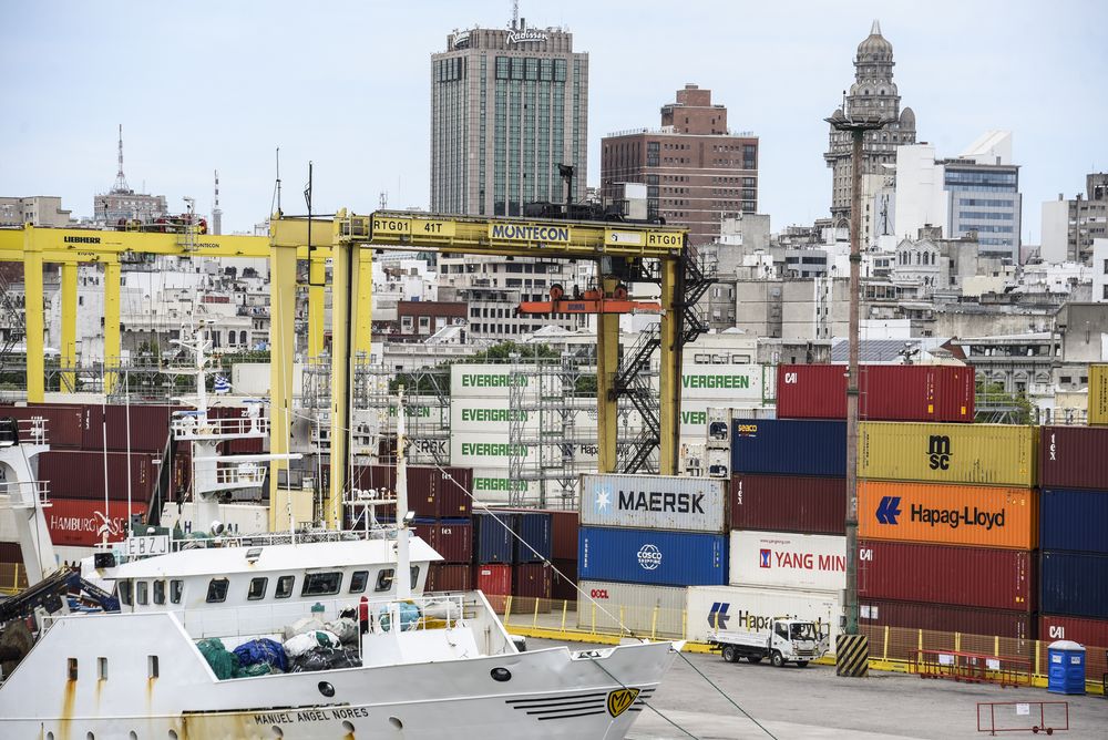 20241121 Vista del puerto de Montevideo, comercio exterior, contenedores, barcos.