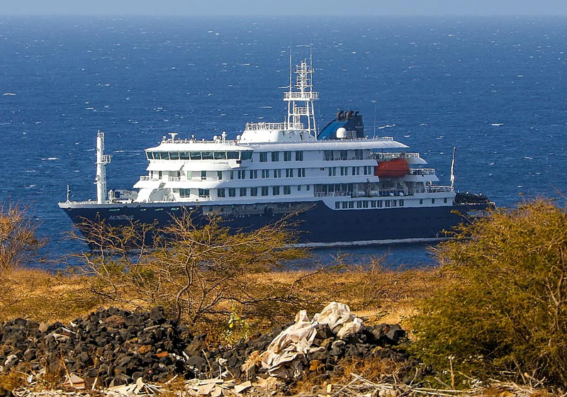 Los pasajeros del Crucero del Hantavirus parten hacia los hospitales desde Tenerife para iniciar la cuarentena
