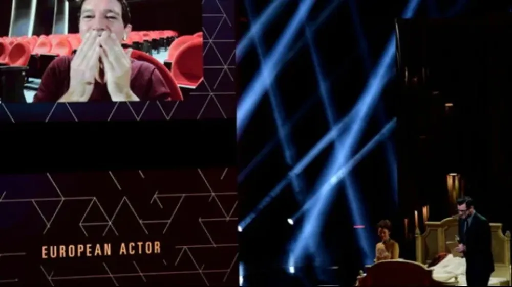Una pantalla en la gala de los Premios EFA con Antonio Banderas agradeciendo su premio desde Málaga. (Archivo)