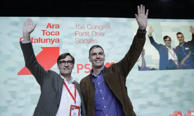 El primer secretario del PSC y candidato a las elecciones catalanas, Salvador Illa, y el secretario general del PSOE y presidente del Gobierno, Pedro Sánchez.