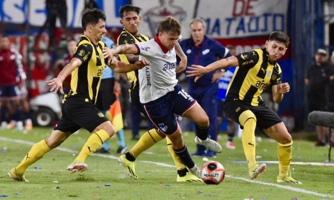 Jeremia Recoba marcado por Ignacio Sosa, Damián Suárez y Maximiliano Silvera