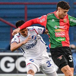 Baltasar Barcia de Boston River ante la marca de Juan Pablo Patiño de Nacional por el Torneo Clausura Baltasar Barcia de Boston River ante la marca de Juan Pablo Patiño de Nacional por el Torneo Clausura