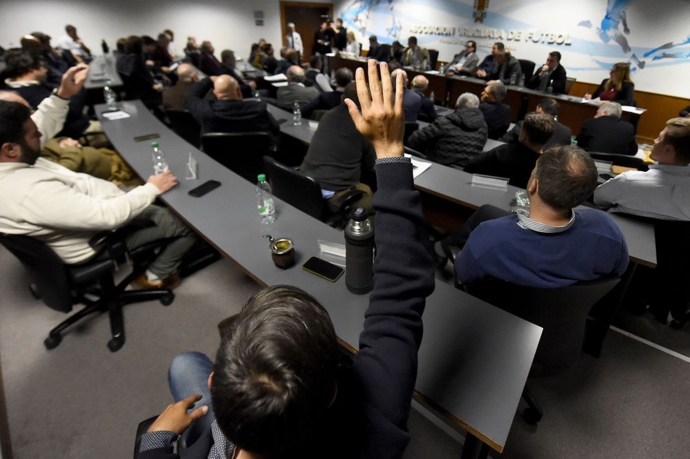 Consejo de Fútbol Profesional Asociación Uruguaya de Fútbol derechos de Televisión TV  4