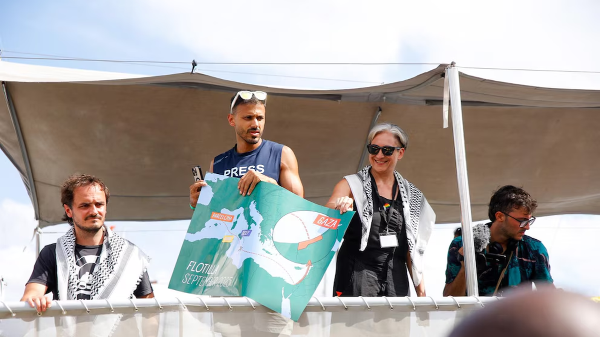 La flotilla a Gaza sufre un nuevo contratiempo: el barco de Ada Colau se  avería y debe ser reubicada en otra embarcación