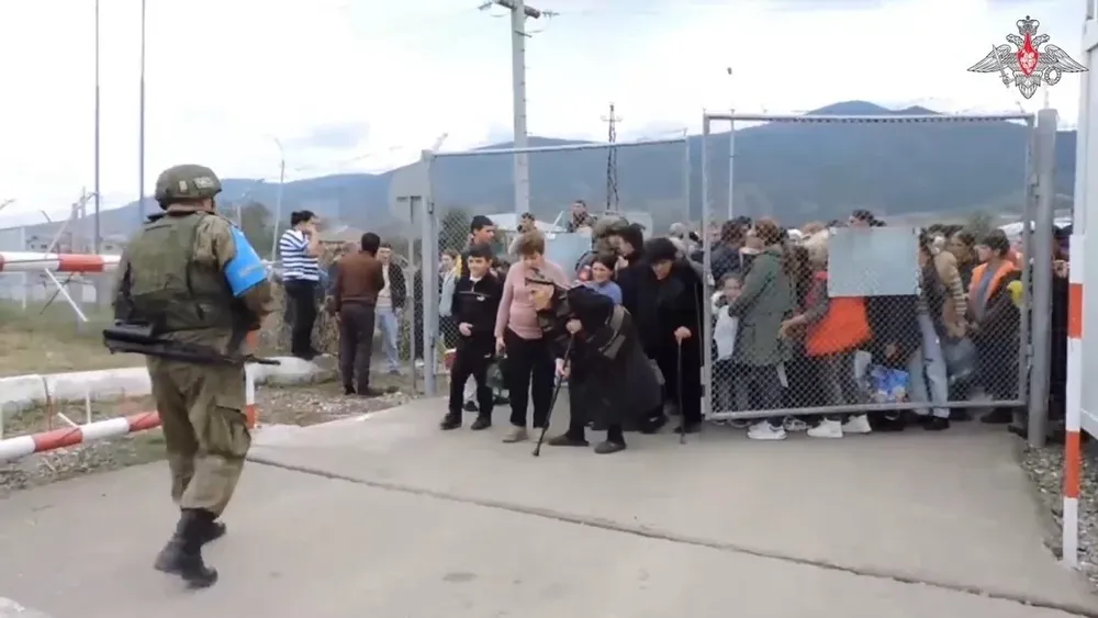 Tras la rendición de los separatistas pro armenios, Rusia supervisa la evacuación de civiles del enclave de Nagorno-Karabaj