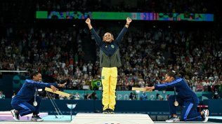 Simone Biles y Jordan Chiles homenajean a Rebeca Andrade