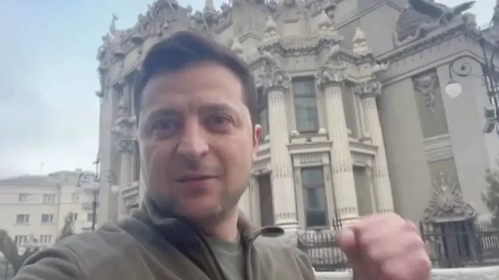 Volodymyr Zelensky en las afueras de su oficina