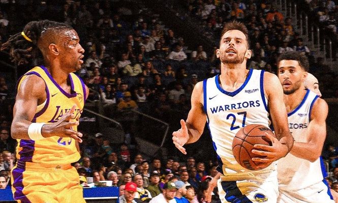 Santiago Véscovi con Golden State Warriors ante Los Angeles Lakers de la NBA