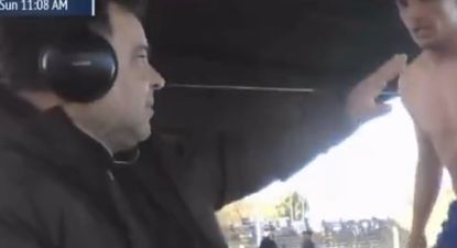 El periodista Gustavo Rodríguez intenta no ser agredido por el futbolista de Deportivo Italiano