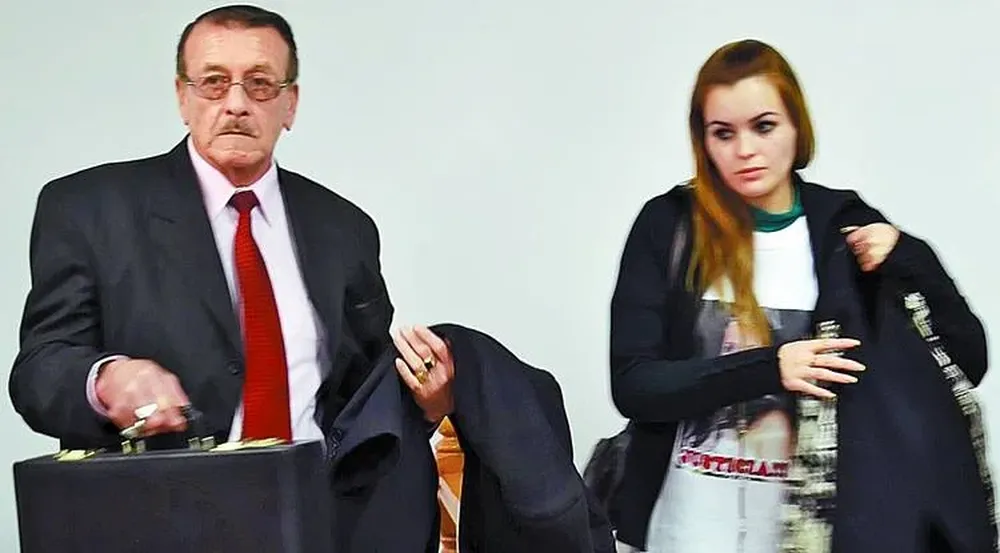 El padre de las gemelas junto a su hija Edith Casas, cuando reclamaban por la muerte de Johana