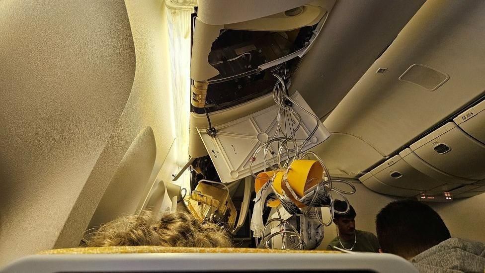 Las imágenes del avión muestran los destrozos provocados por la turbulencia.