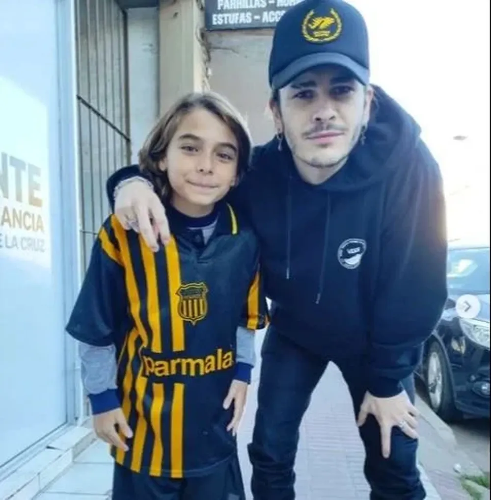 El cantante de Airbag, Patricio Sardelli, y uno de los niños actores
