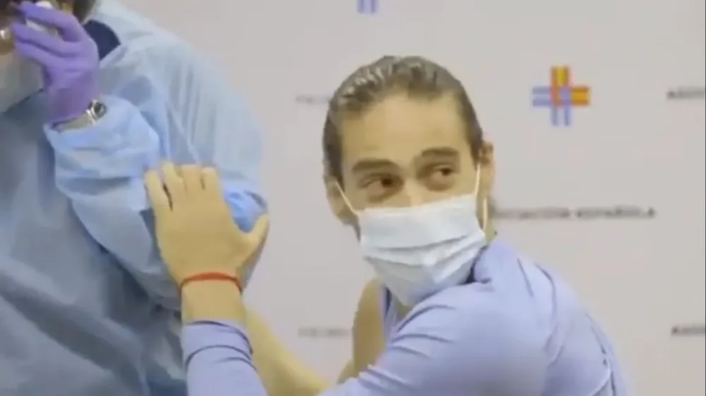 Martín Cáceres fue vacunado contra el covid-19 este viernes en el Complejo Uruguay Celeste