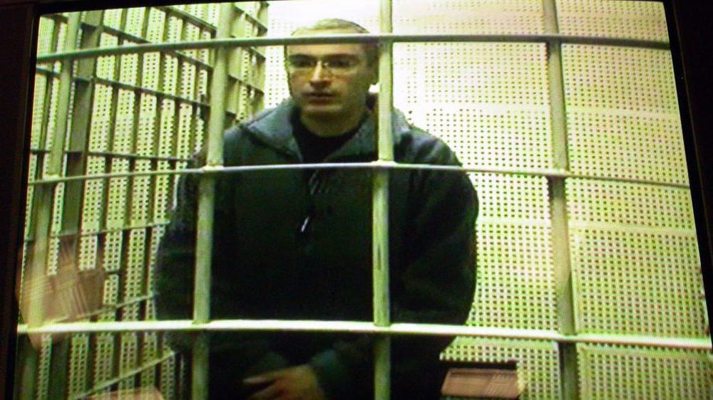 Mijail Jodorkovski era el hombre más rico de Rusia, pero fue enviado a prisión y su compañía petrolera, Yukos, fue nacionalizada.