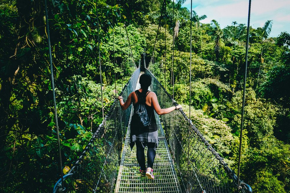 Emigrar a Costa Rica ofrece la oportunidad de vivir en un paraíso tropical, disfrutando de playas, sol y una comunidad amigable, todo esencial para una jubilación plena y feliz.