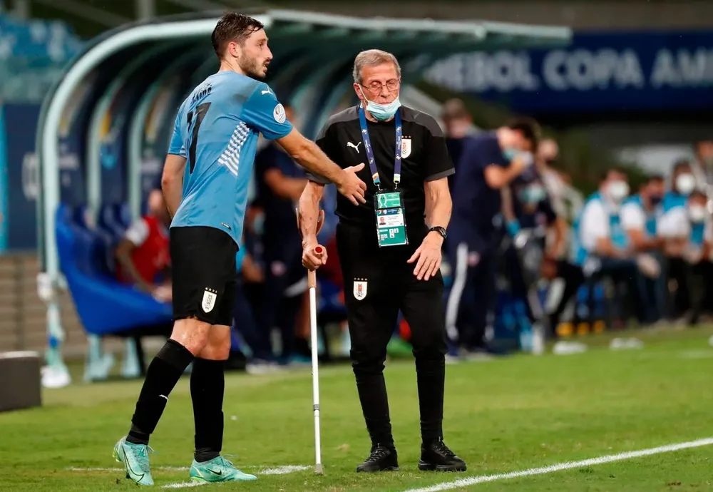Matías Viña y Tabárez; en el complemento, la celeste jugó con tres hombres atras