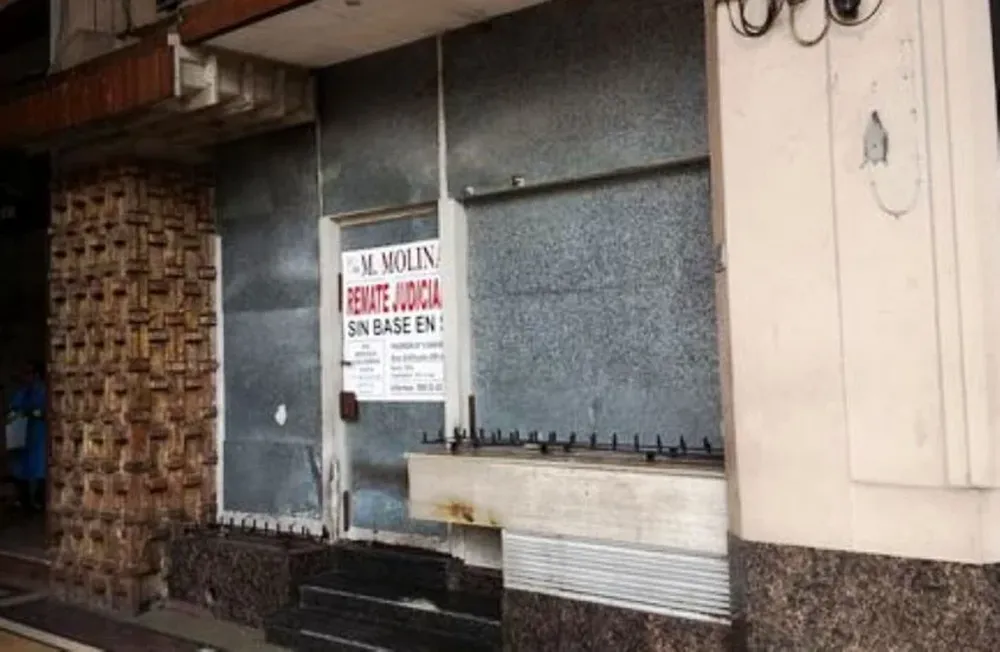 El local comercial a rematar tiene un área de 285 m2